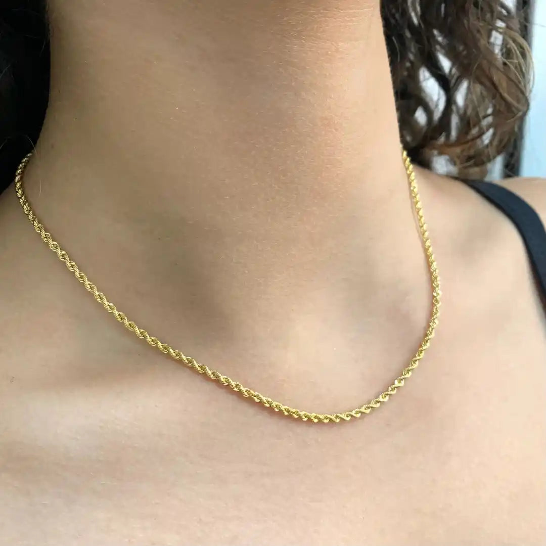 Cadena espiga importada en cuello de modelo. accesorio mujeres con baño de oro de 24k