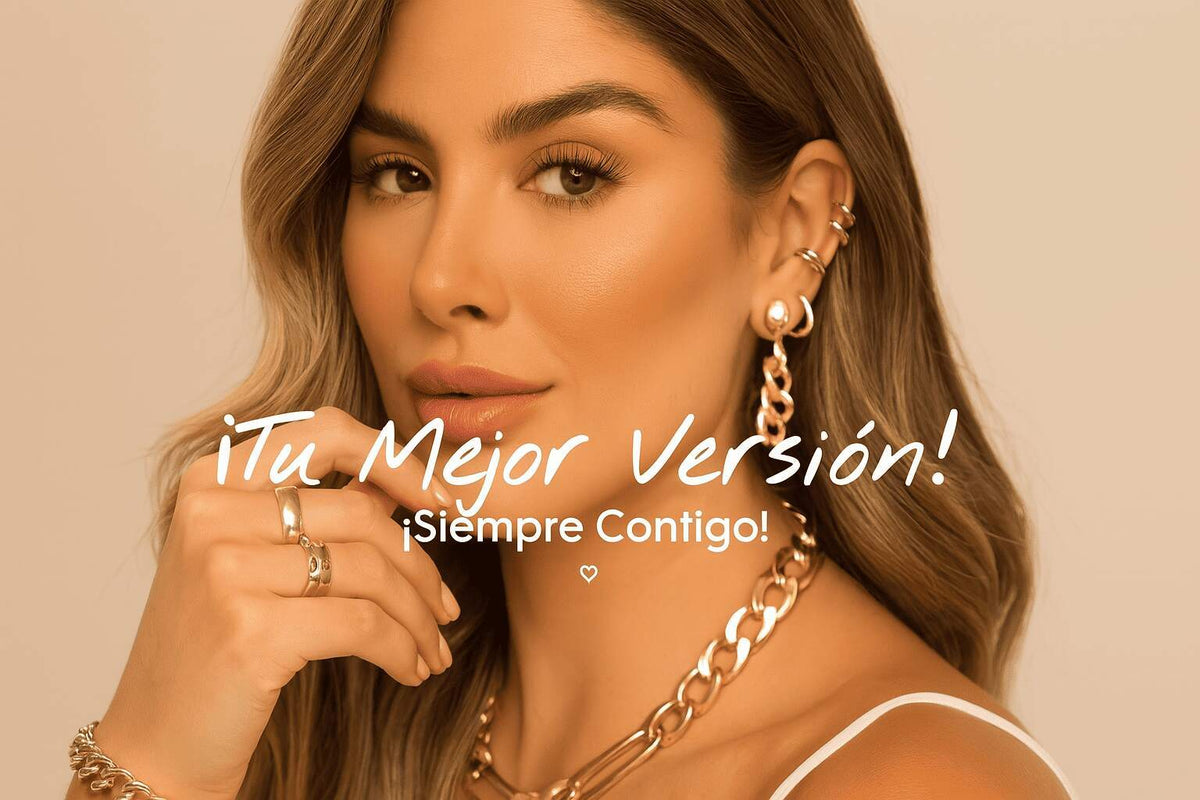Mujer usando accesorios dorados en orejas, cuello, manos y muñeca – fotografía publicitaria de lujo para MC Accesorios