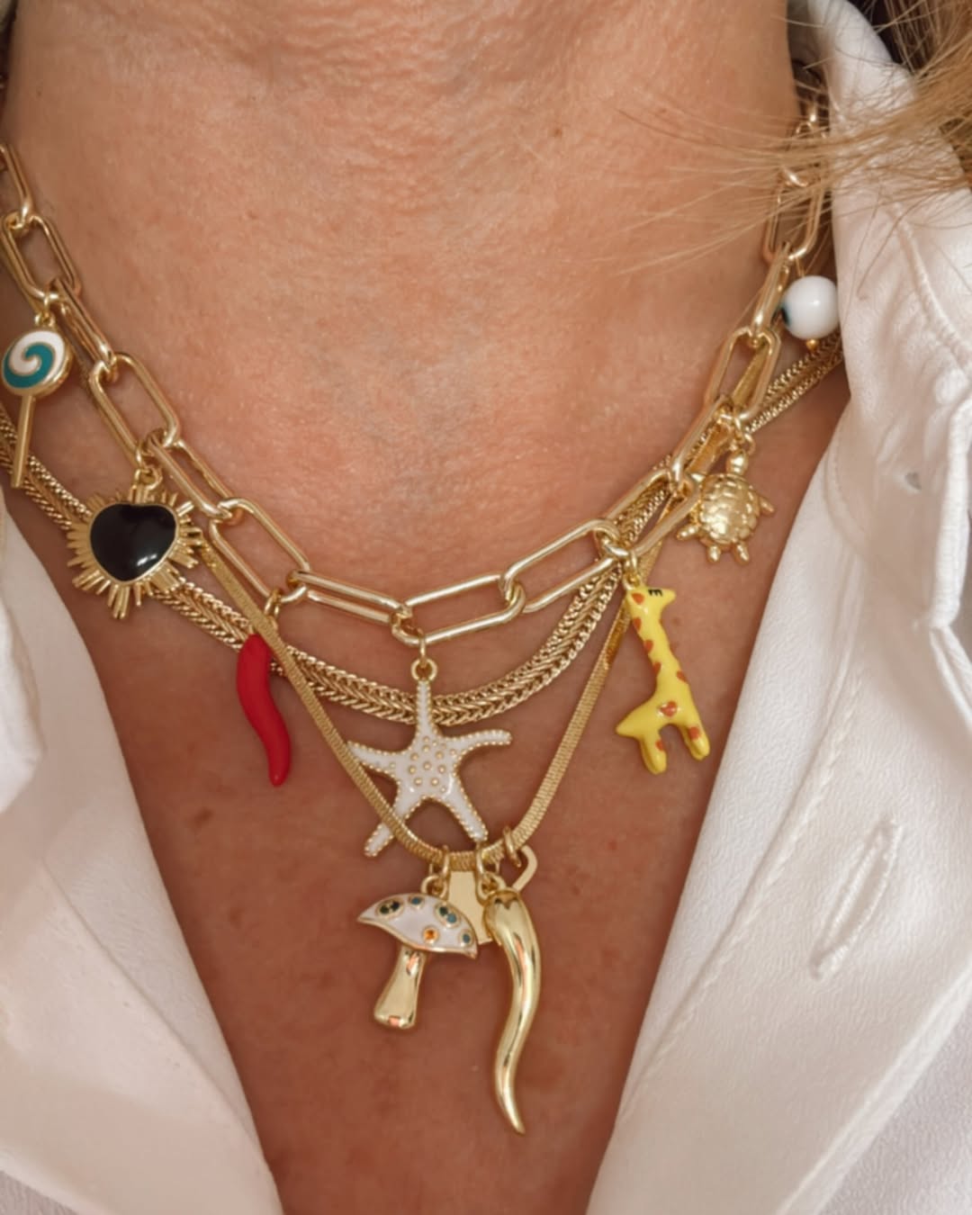 Collar Charms Pop con dijes coloridos y cadena dorada de baño de oro 24K, ideal