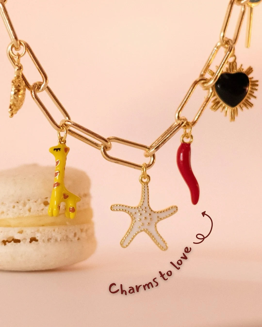 Collar Charms Pop con dijes coloridos y cadena dorada de baño de oro 24K