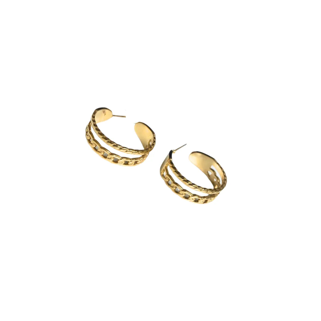 Vista frontal de aretes dorados estilo cadena de diseño moderno