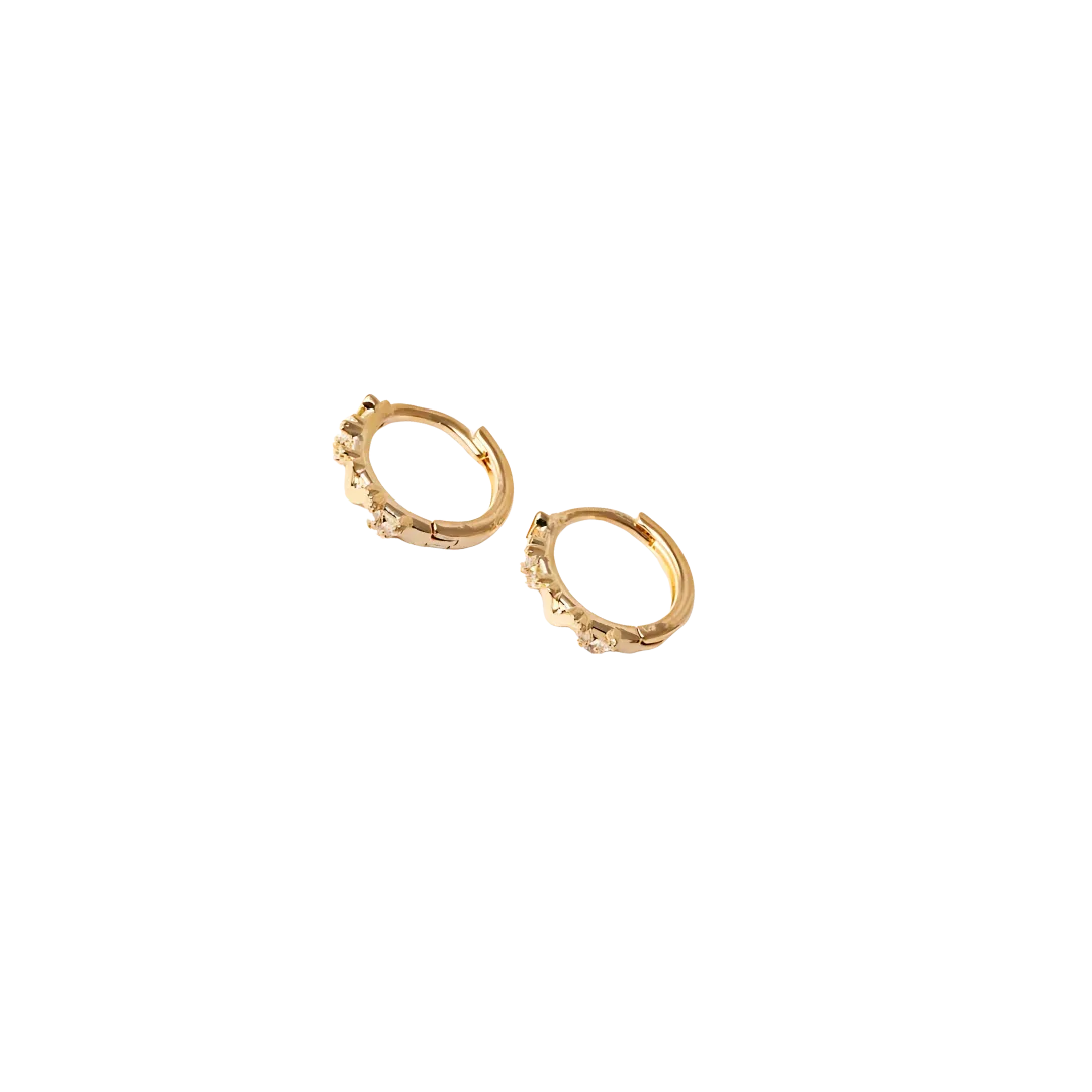 Accesorios tipo huggie dorados para mujeres con estilo dulce y femenino