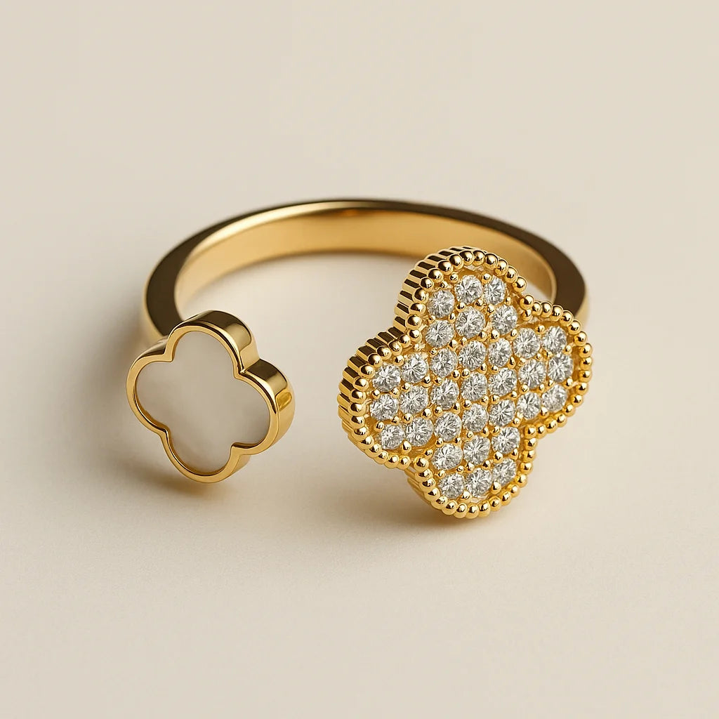 Anillo de trébol dorado sobre fondo claro