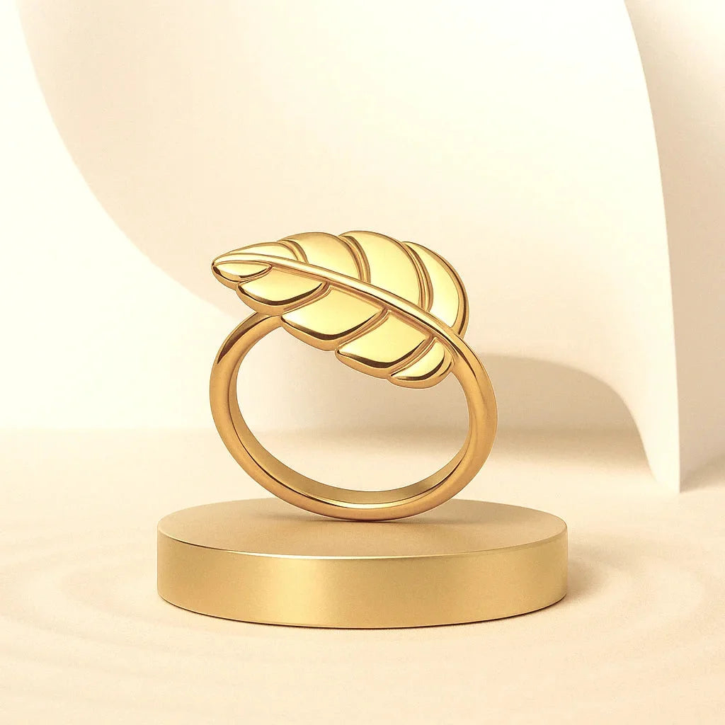 Anillo hoja dorado ajustable sobre soporte. Accesorios mujer