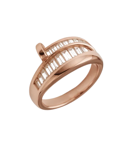 Brillo de los cristales en anillo dorado rosado