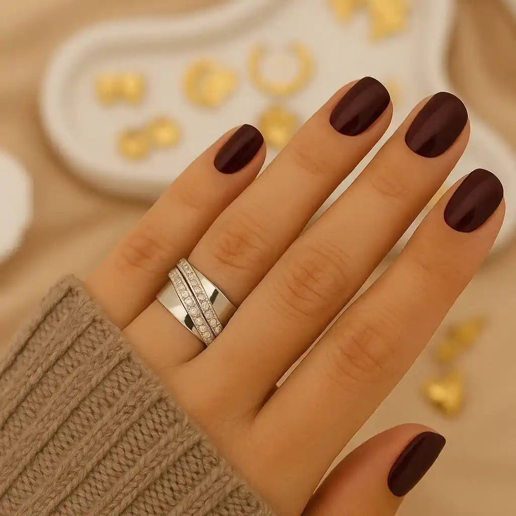 Mujer luciendo anillo punta doble con manicura neutra,Accesorios para mujer en rodio