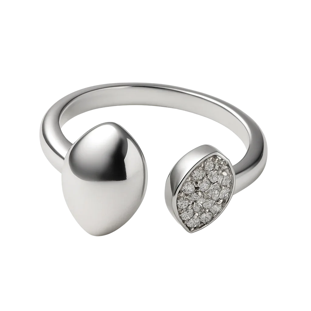 Detalle del anillo liso reflejo con luz suave. Accesorios mujer