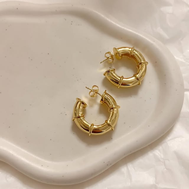 Vista frontal de accesorios herradura con acabado brillante y cierre firme