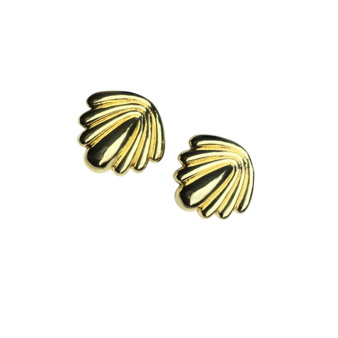 Vista frontal de aretes dorados con diseño de concha para mujeres elegantes