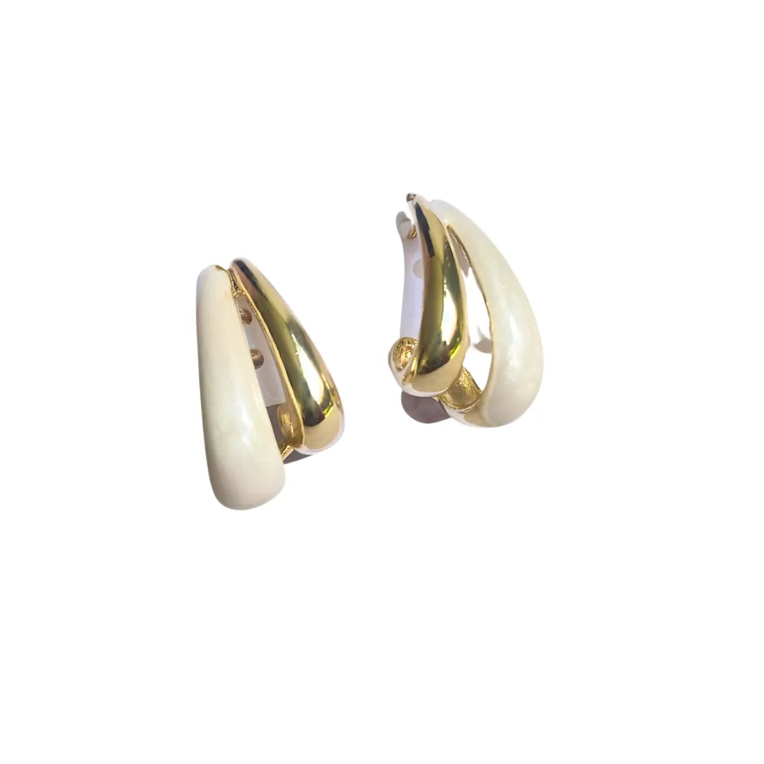 Accesorios colombianos elegantes en oro y blanco, ideales para regalo