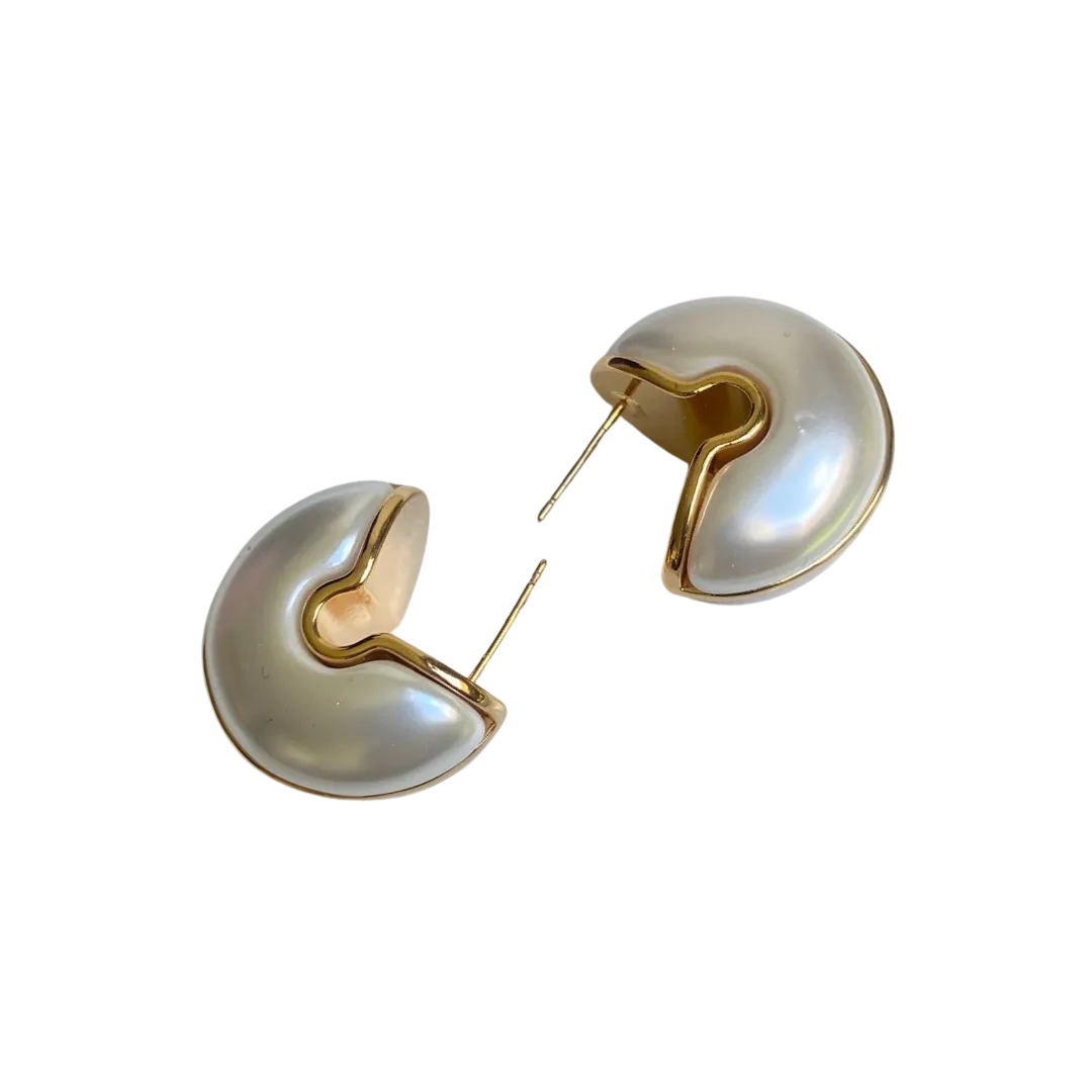 Aretes modernos dorados con blanco elegante y tamaño protagonista