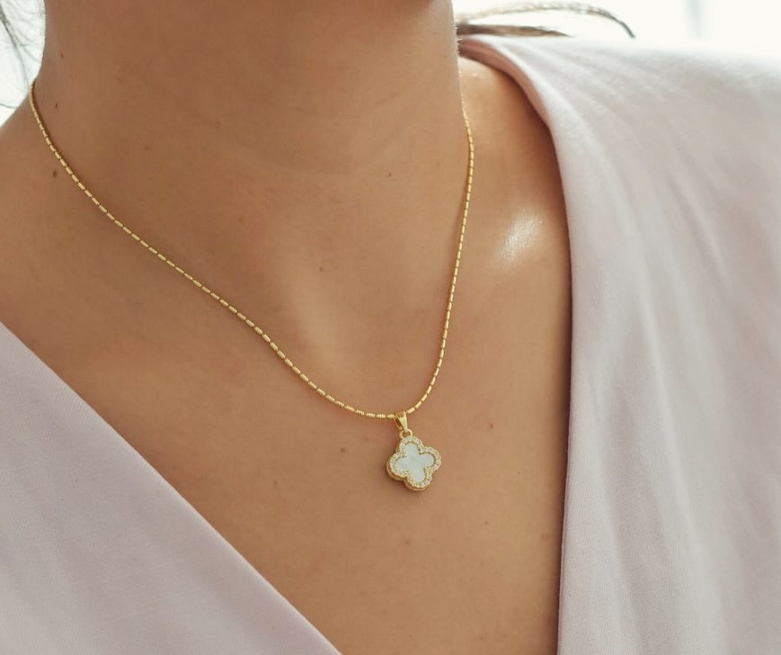 Cadena femenina con baño de oro 24K y trébol blanco brillante al cuello