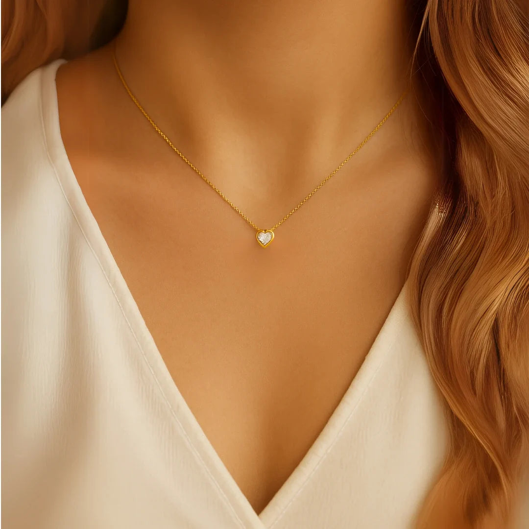 Accesorio femenino en baño de oro 24K con dije romántico al cuello