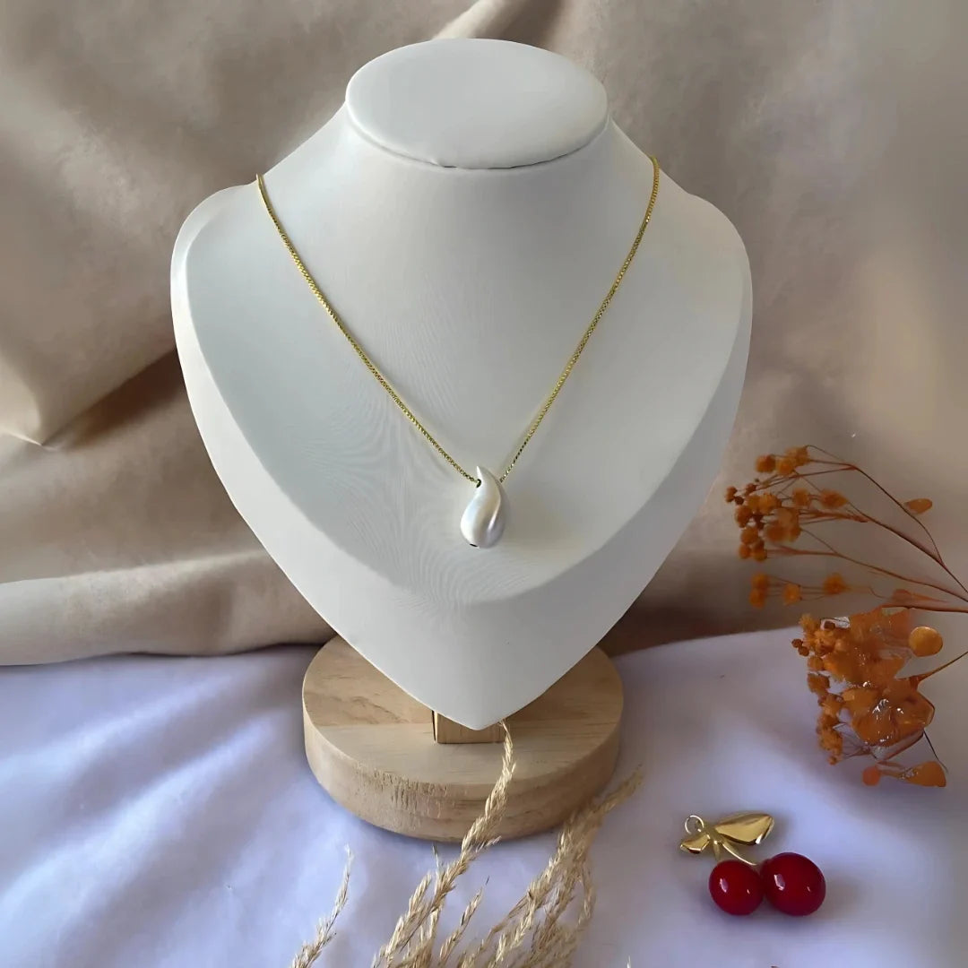 Joya dorada con baño de oro 24K en base de presentación para accesorios