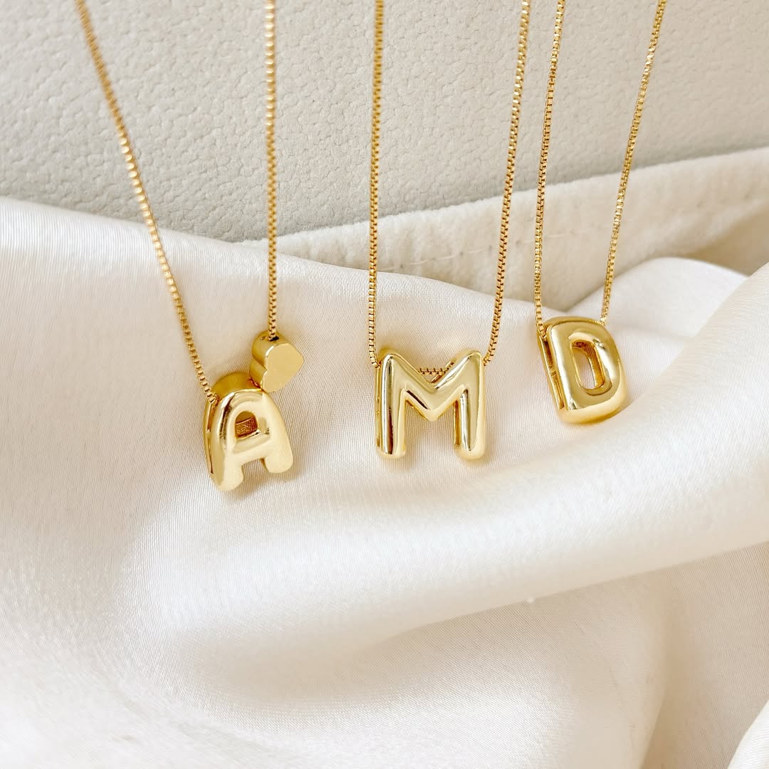 Cadenas con iniciales grandes en baño de oro 24K