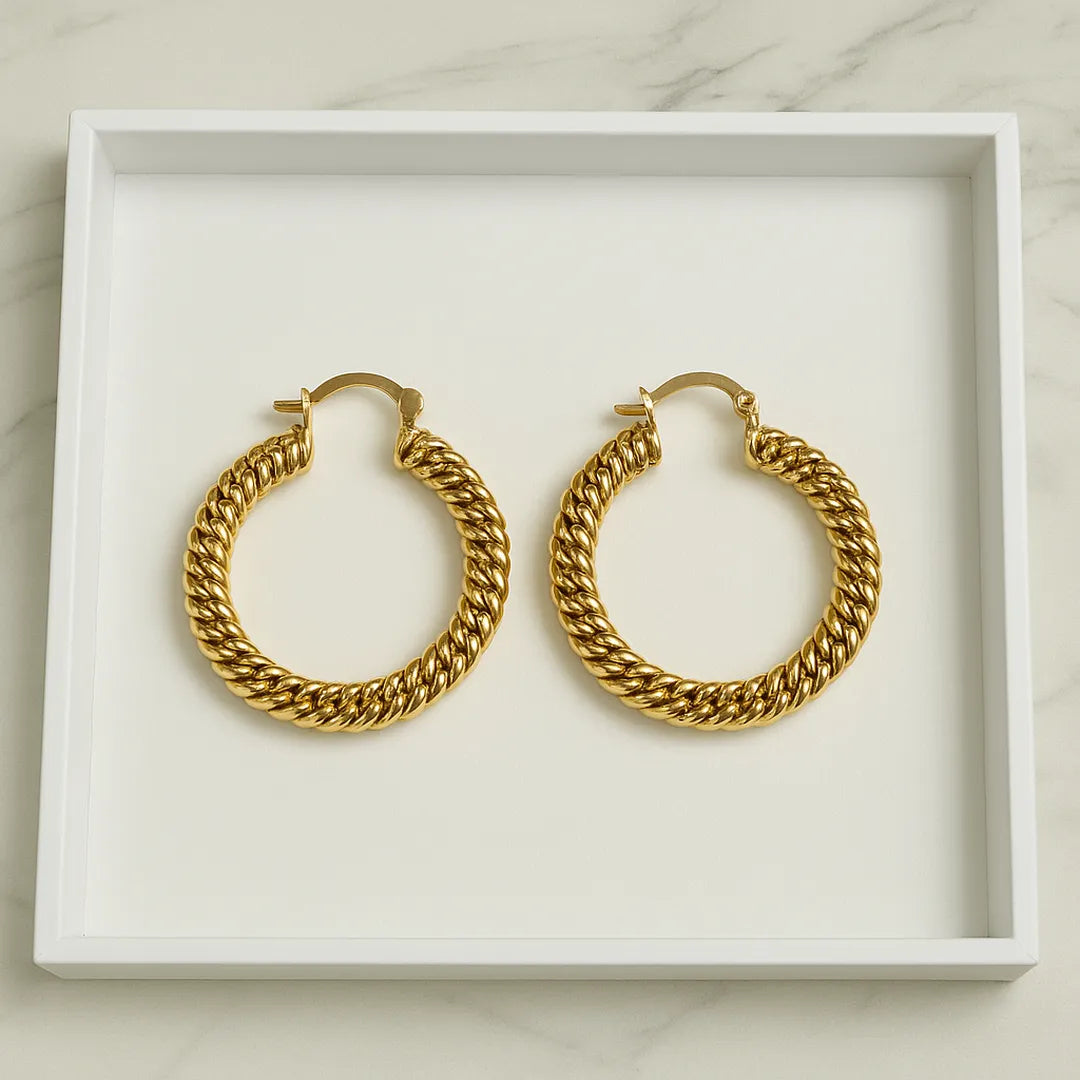 Candonga dorada importada con cierre seguro y detalle elegante