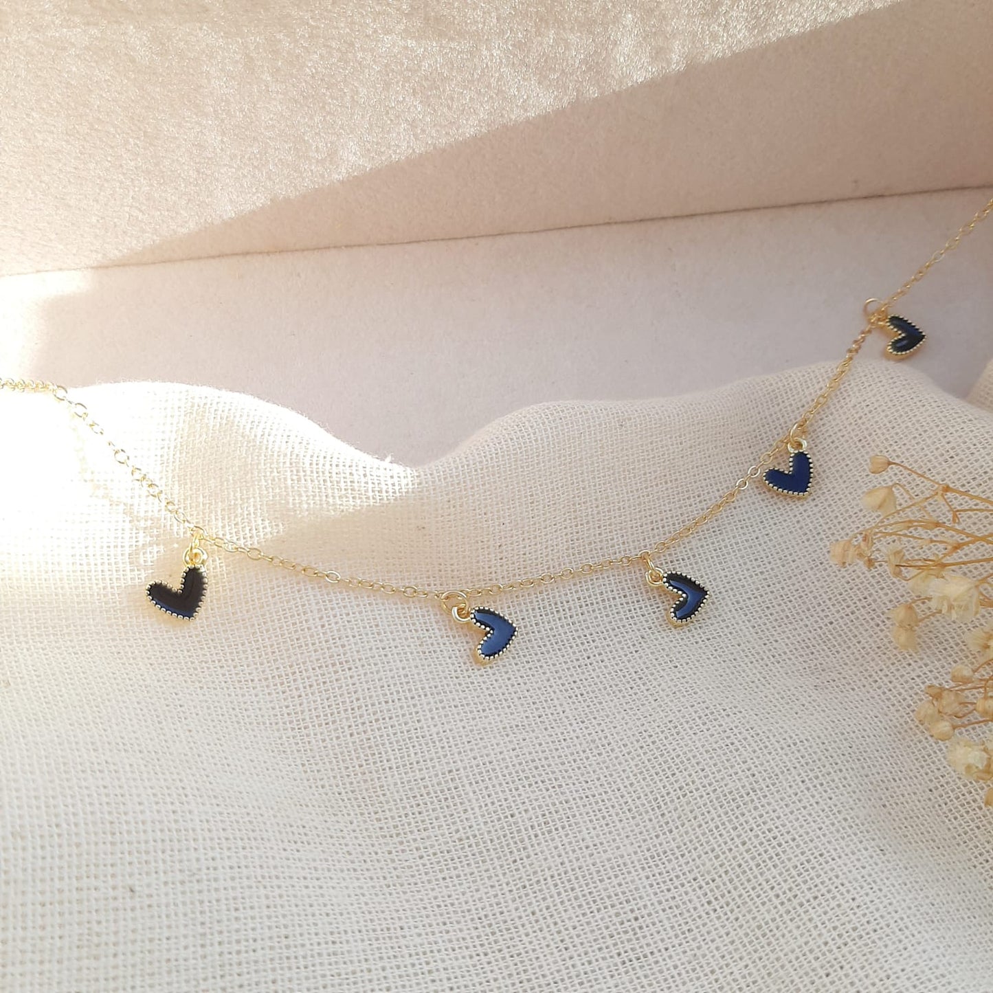 Choker corazones negros colgantes esmaltados con cadena dorada delgada de 40 cm baño de oro 24K