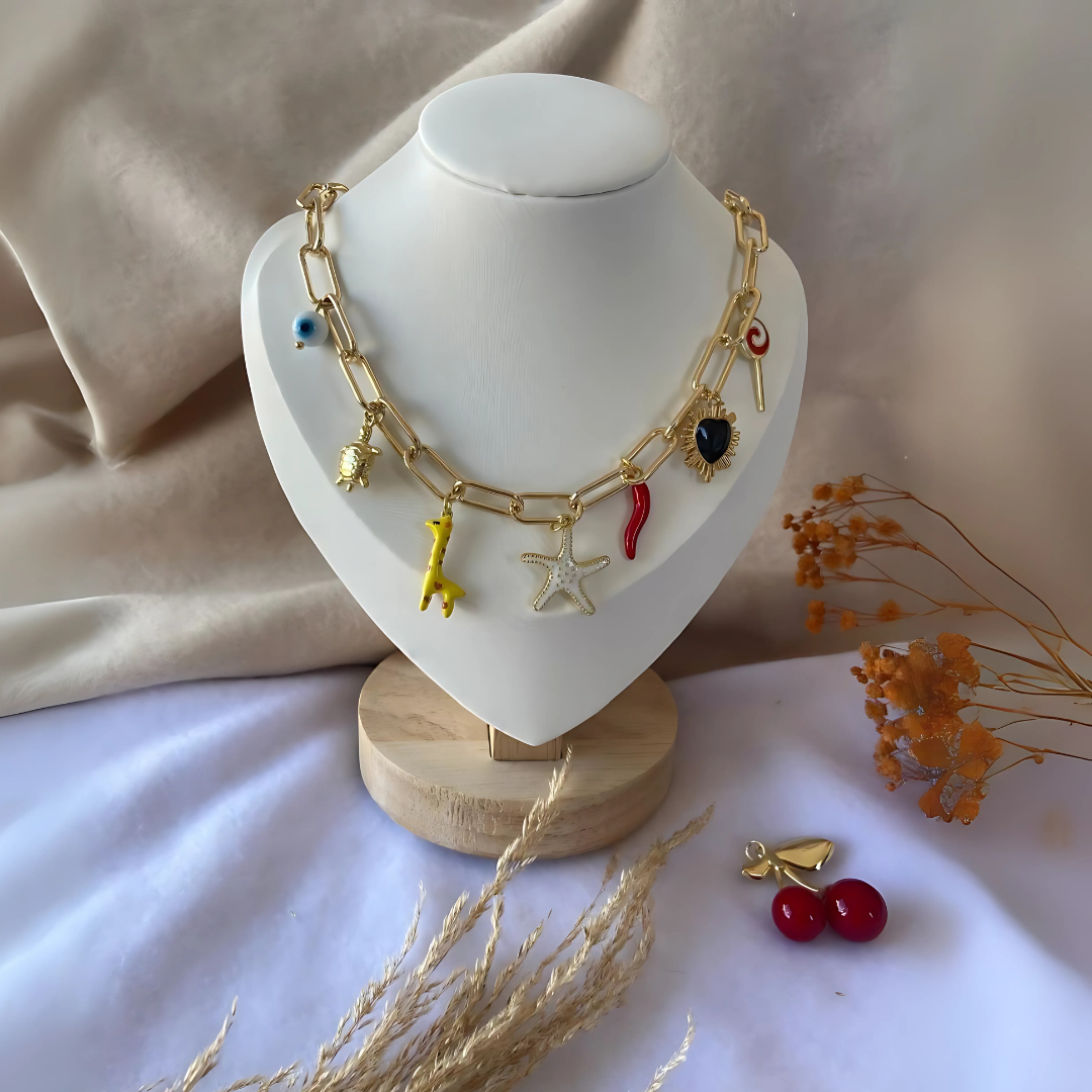 Collar Charms Pop con dijes coloridos y cadena dorada de baño de oro 24K, ideal para looks juveniles
