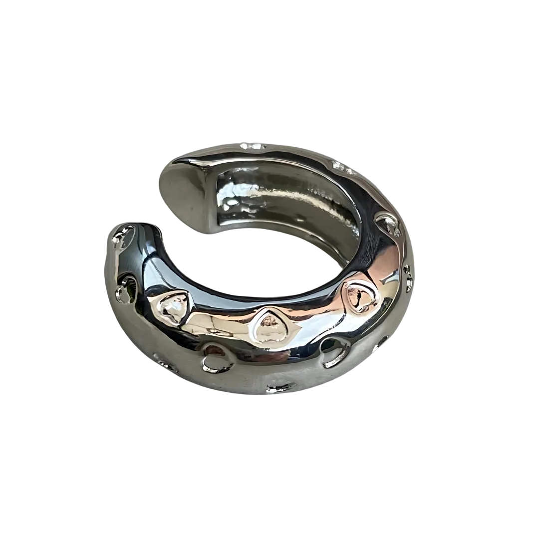 Ear cuff plateado con grabado de corazones