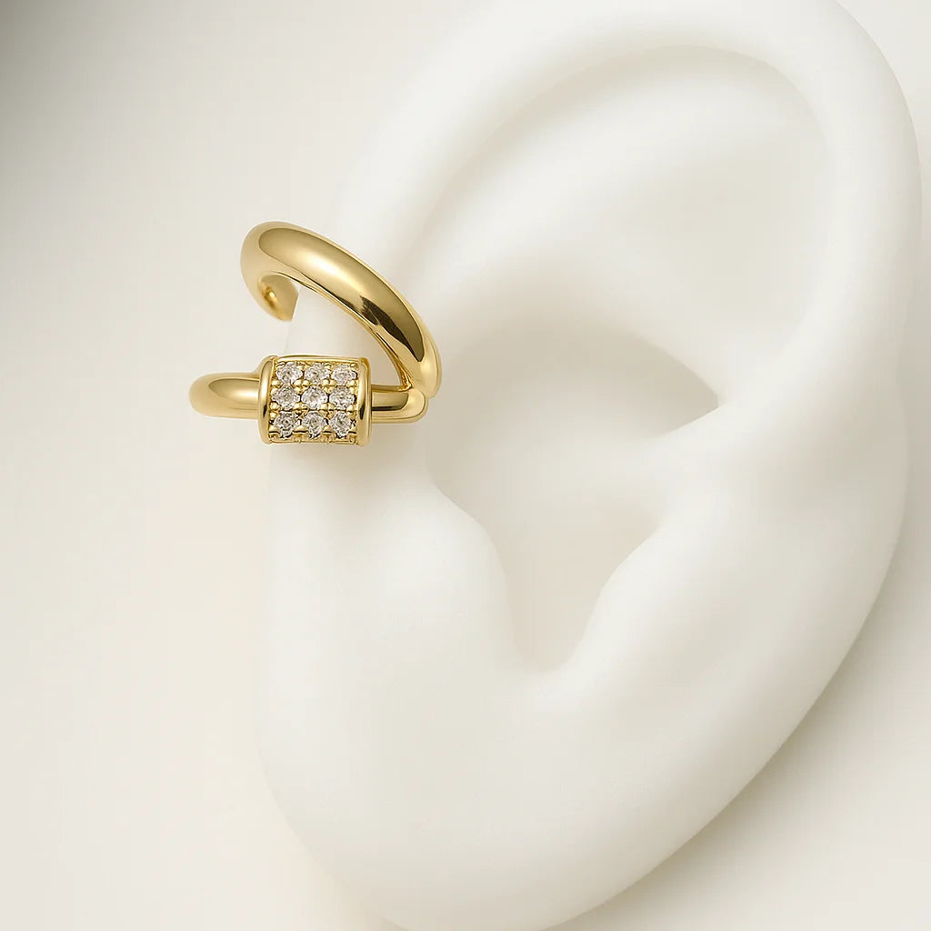 Arete sin perforación con baño de oro y diseño compacto