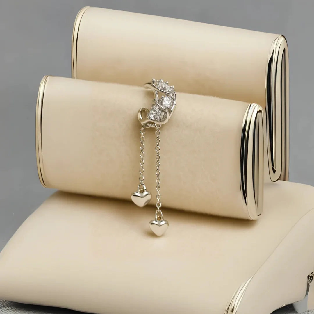 Vista lateral del ear cuff con doble cadena y corazones. Accesorios mujer.