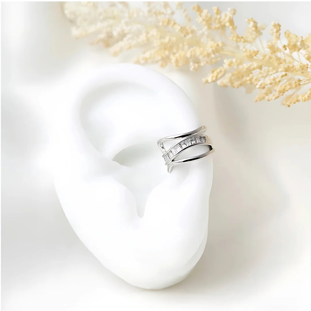 Ear cuff moderno sin perforación usado en oreja artificial