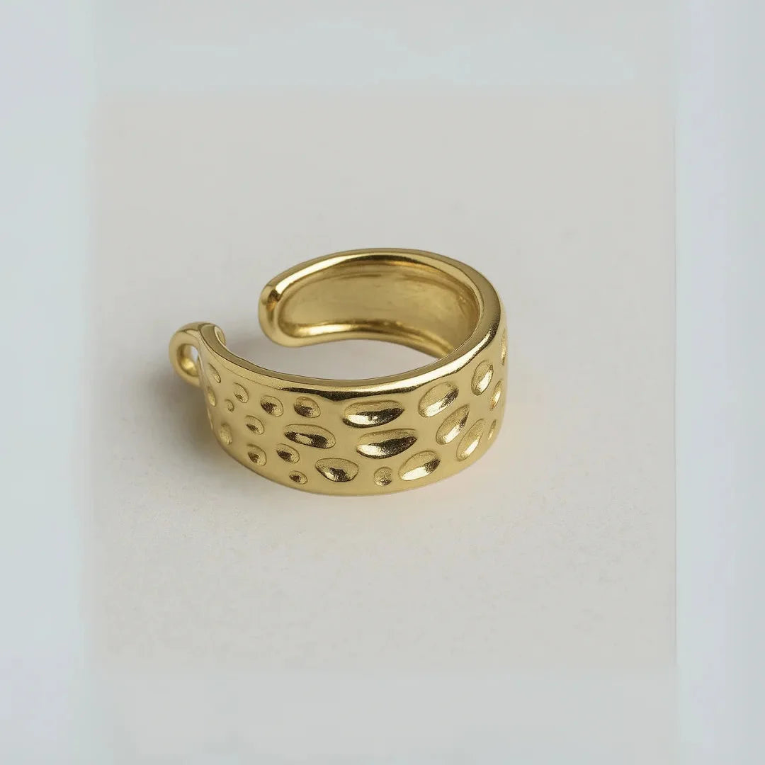 Ear cuff forma de herraje. Accesorios con baño en oro de 24k. Accesorios para mujer.