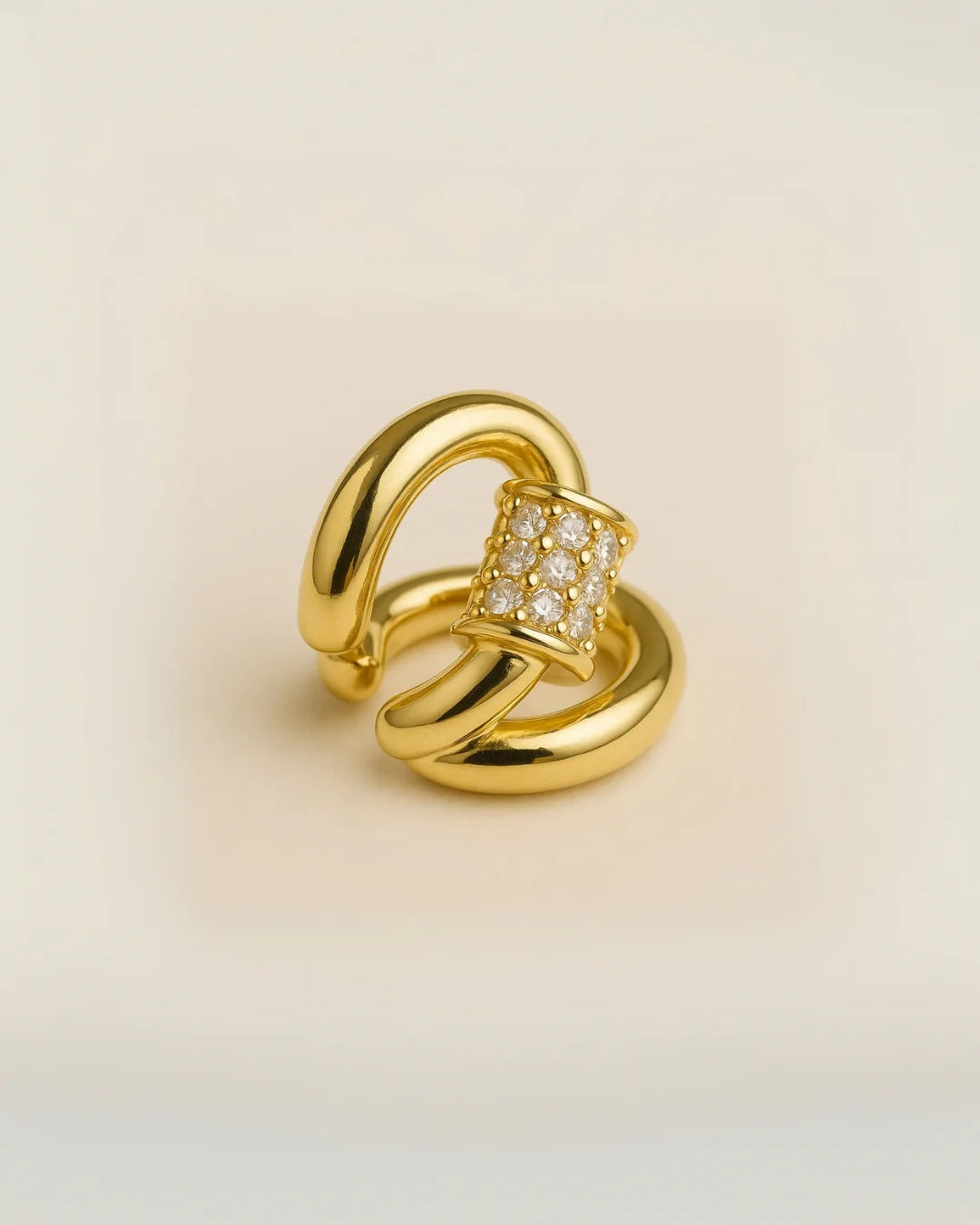 Ear cuff pequeño dorado con diseño elegante sobre fondo blanco