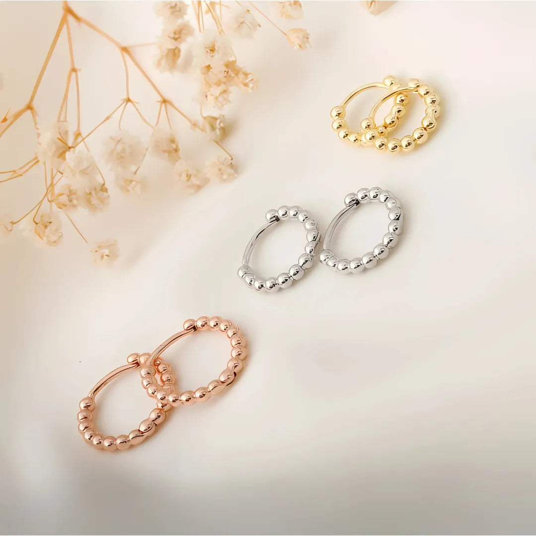 Aretes tipo huggies pequeños en tonos dorado, plateado y oro rosa – accesorios para mujer delicados
