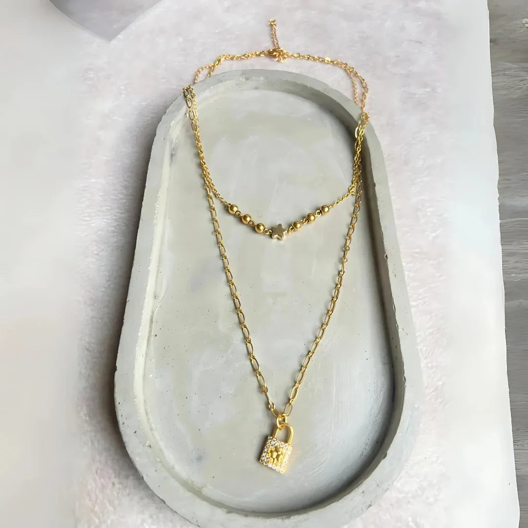 Collar estilo layering con dijes simbólicos en dorado brillante
