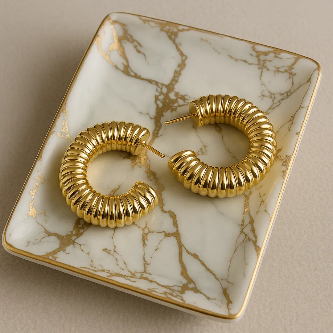 Joyas doradas con estilo moderno para mujer, ideales para ocasiones