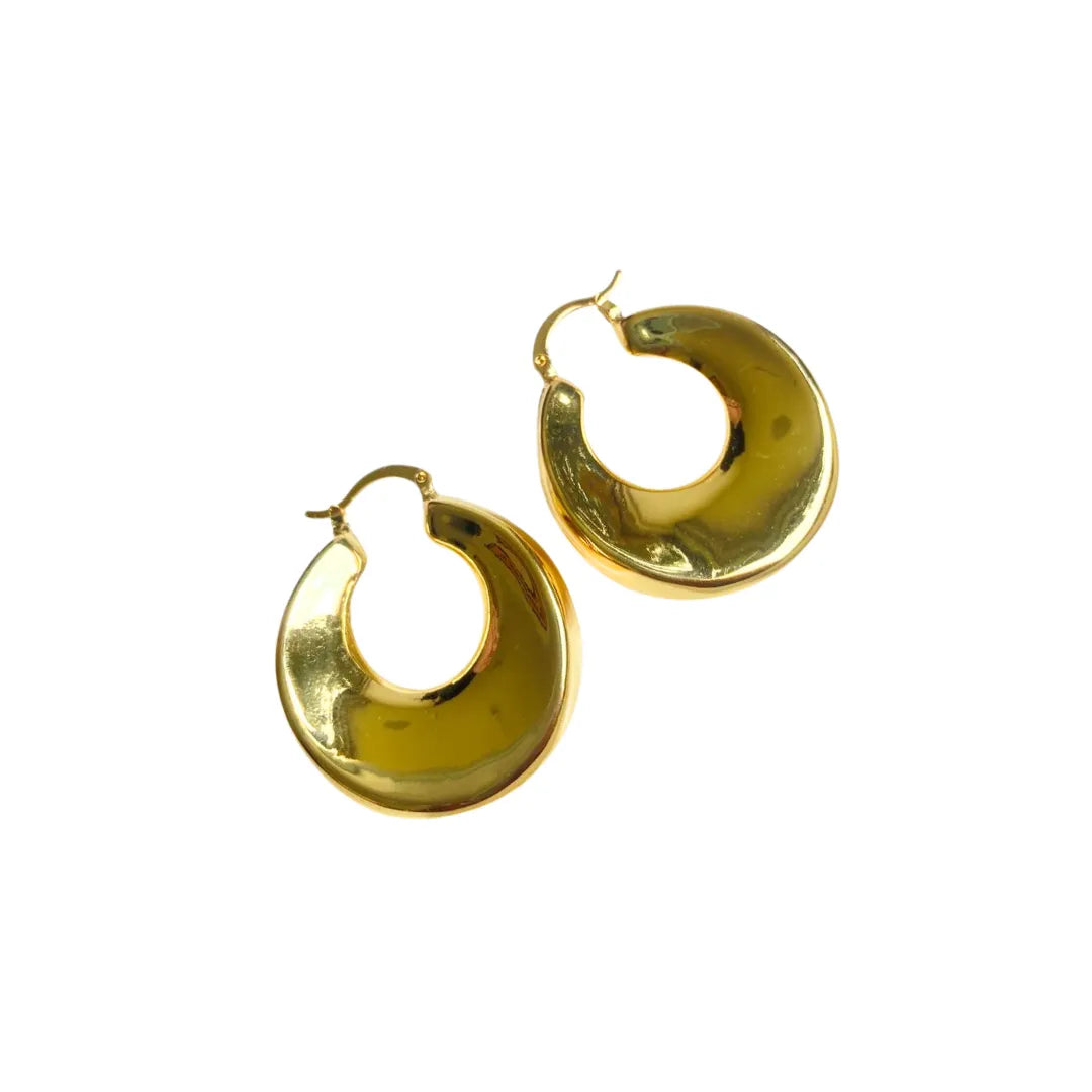 Vista frontal de aretes tipo candonga Diva con superficie pulida