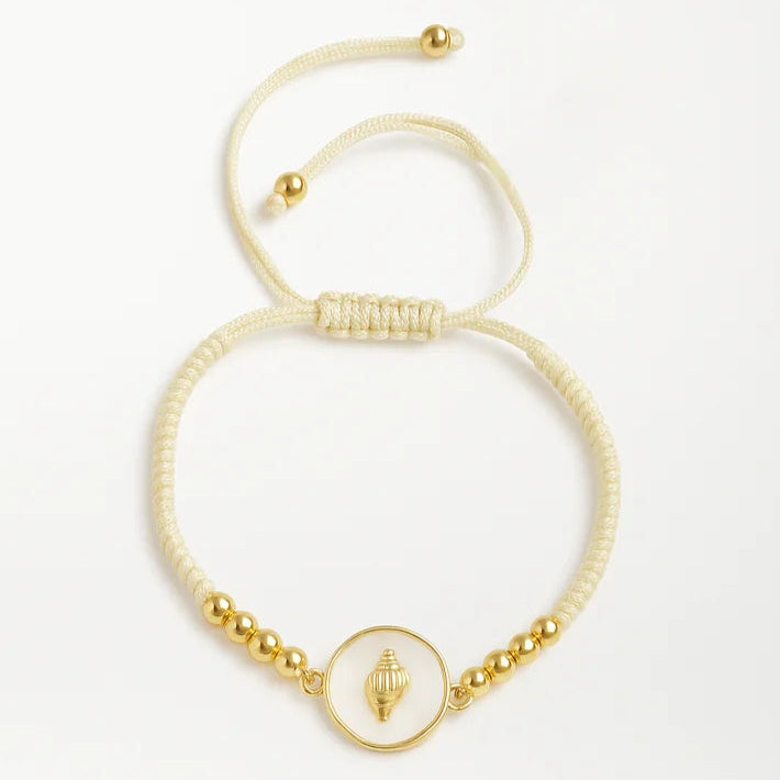 Pulsera con dije de concha dorada