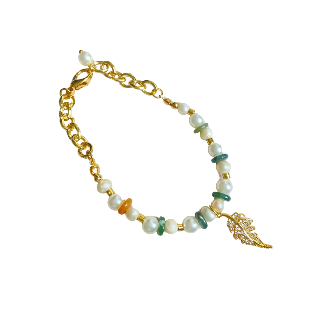 Pulsera con dije de pluma y perlas vista lateral