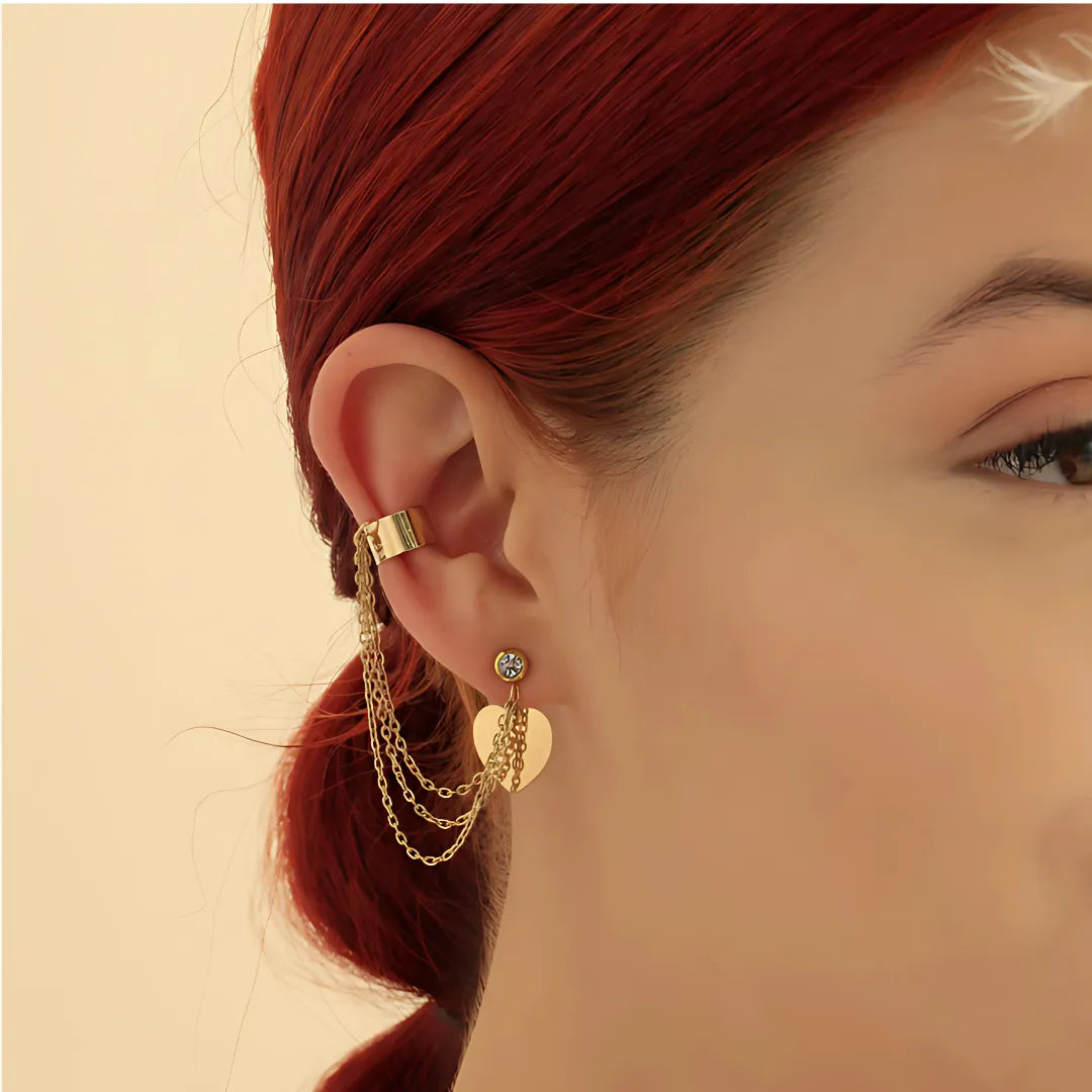 Modelo usando set de topo y earcuff con cadenas doradas y corazones, accesorios para mujer sin perforación.