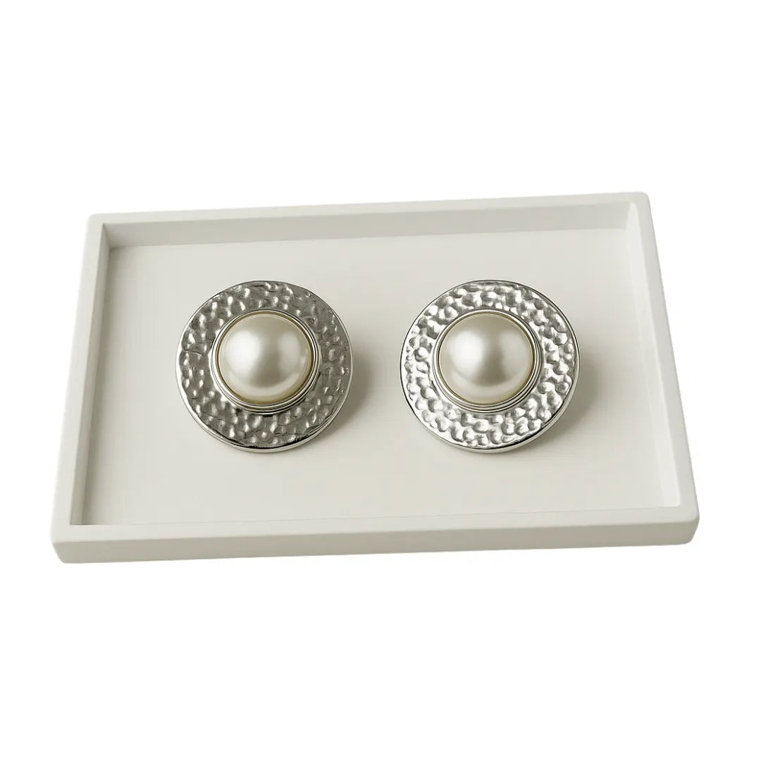 Accesorios colombianos plateados con centro perlado para eventos