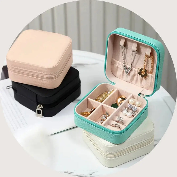 Joyeros elegantes para guardar accesorios – diseño compacto y funcional con estilo para mujer en Bogotá. Joyas en oro.