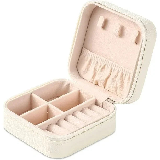 Joyero Beige de perfil abierto y sin joyas dentro. Accesorios para mujer.