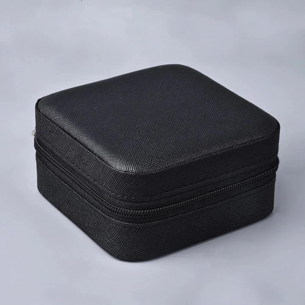 Joyero negro de cuero texturizado con fondo gris claro.Accesorios para mujer.