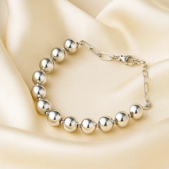 esefras plateadas sobre satin beige