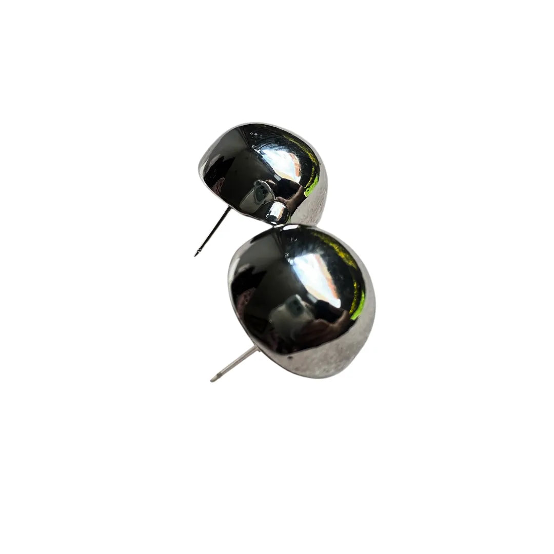Accesorios plateados pulidos a mano
