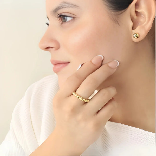 Detalle del anillo ajustado a la mano

