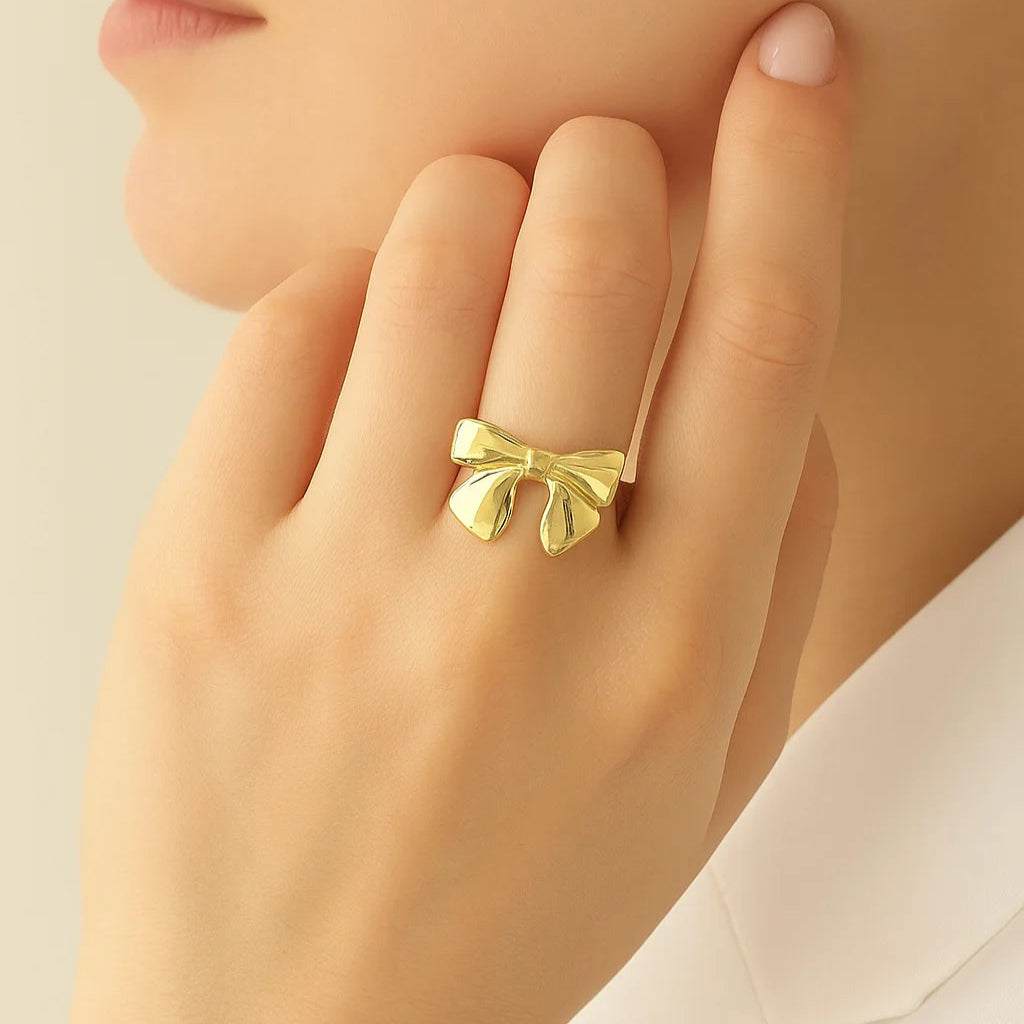 Mujer usando anillo moño ajustable

