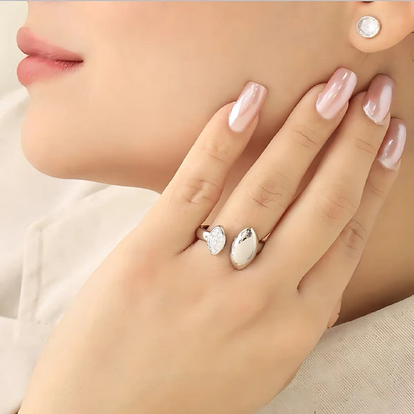 Mujer usando anillo reflejo en mano derecha

