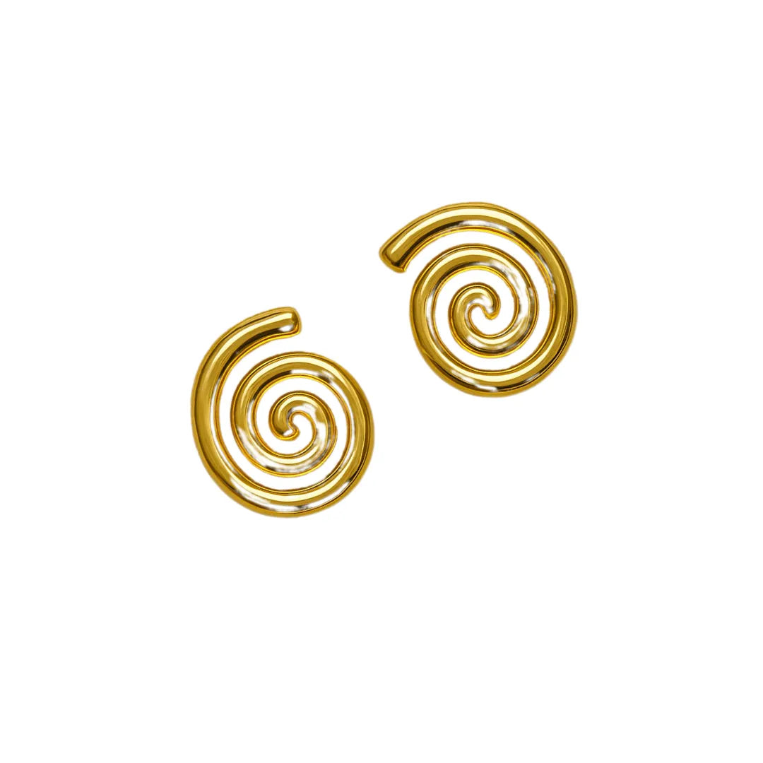Vista frontal de aretes dorados en forma de espiral geométrica

