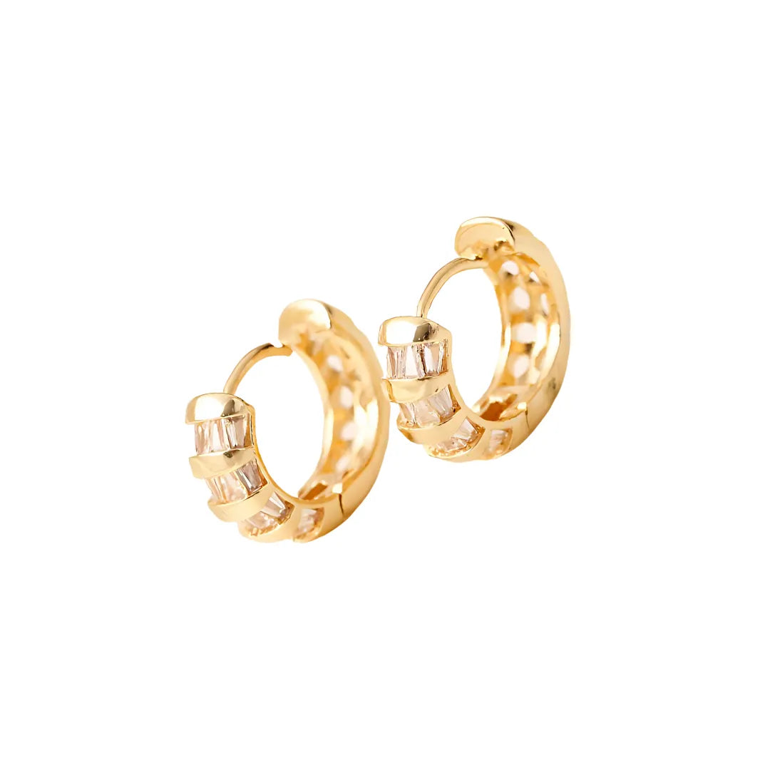 Joyas tipo candonga con cristales blancos para looks sofisticados

