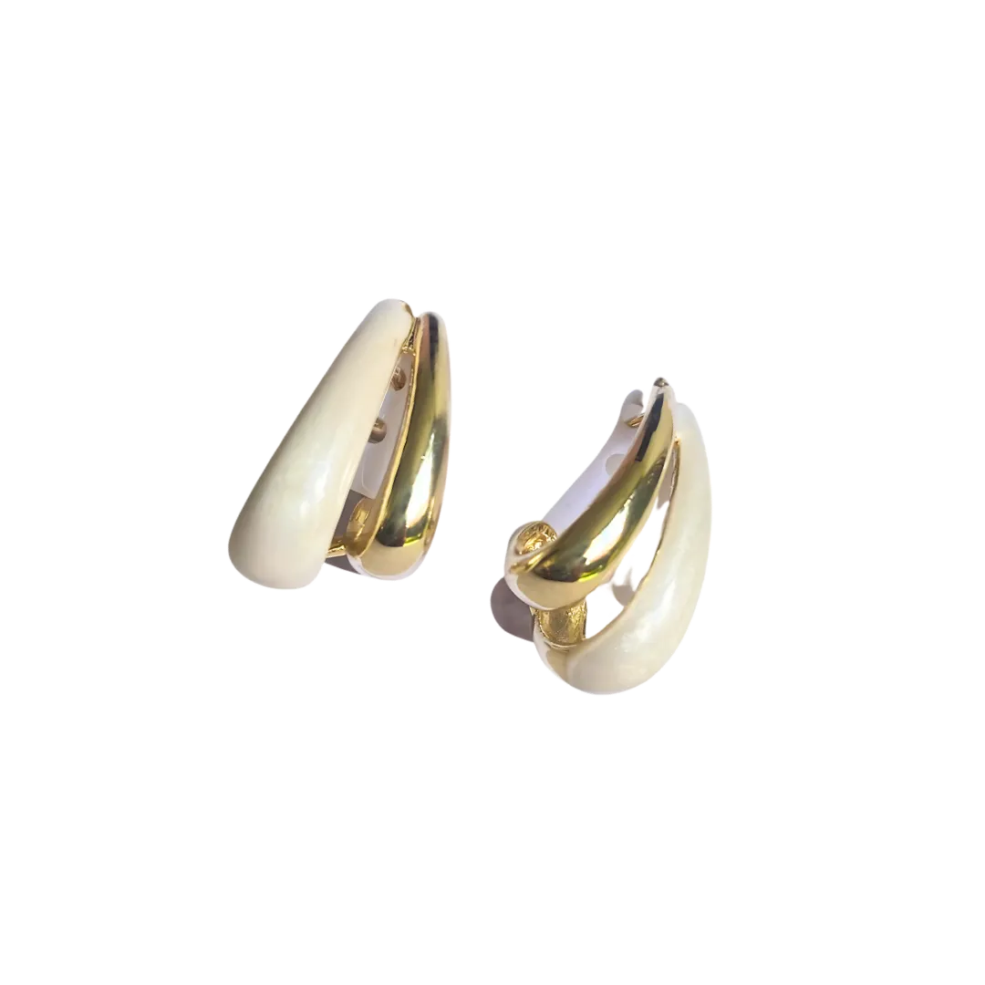 Vista frontal de aretes con baño de oro y forma orgánica minimalista

