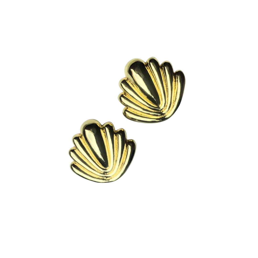 Aretes en forma de concha pequeños con acabado dorado brillante

