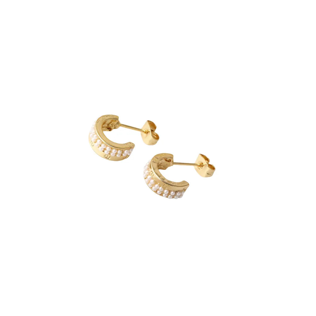 Vista frontal de aretes dorados pequeños con detalle en perlas

