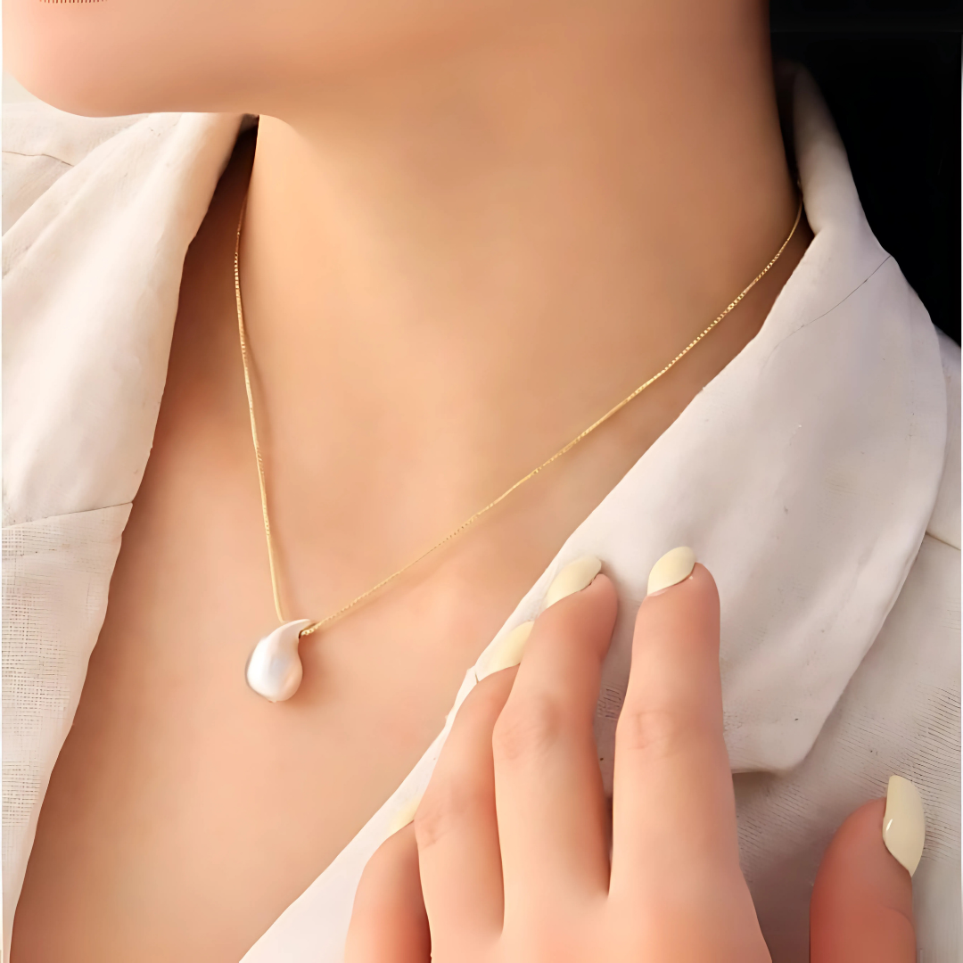 Accesorio tipo collar con gota tornasol usada en el cuello de mujer

